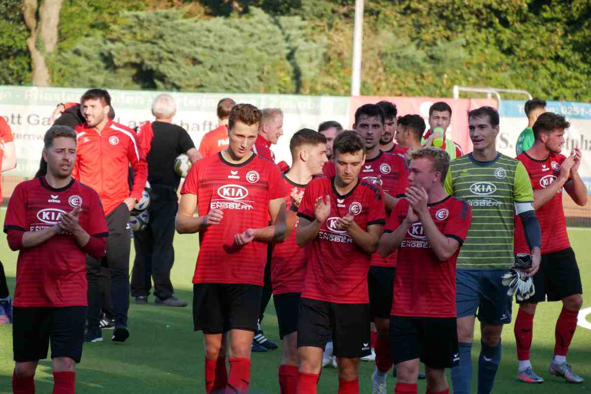 Fußball in Westfalen - Finn Wortmann und Jyhad Seklawi bejubeln den 3:2-Treffer beim Delbrücker SC